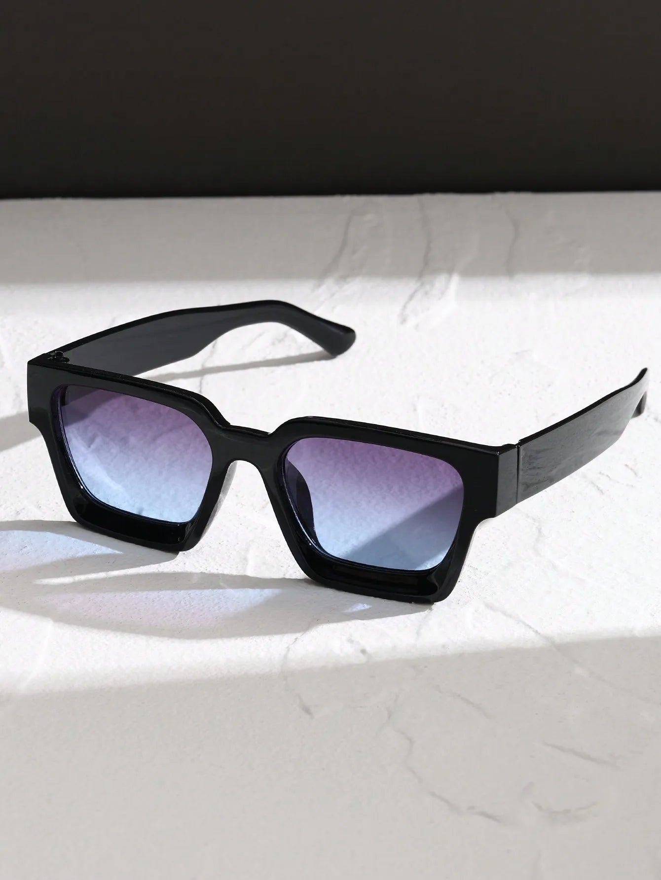 Klassische quadratische Sonnenbrille